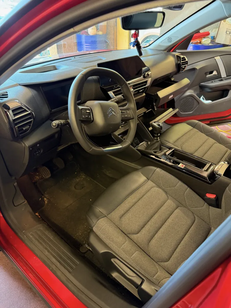 Nettoyage complet intérieur et extérieur d’une Citroën C4 très encrassée à la Talaudiere. Avec des procédés de detailing professionnel et soins adaptés.