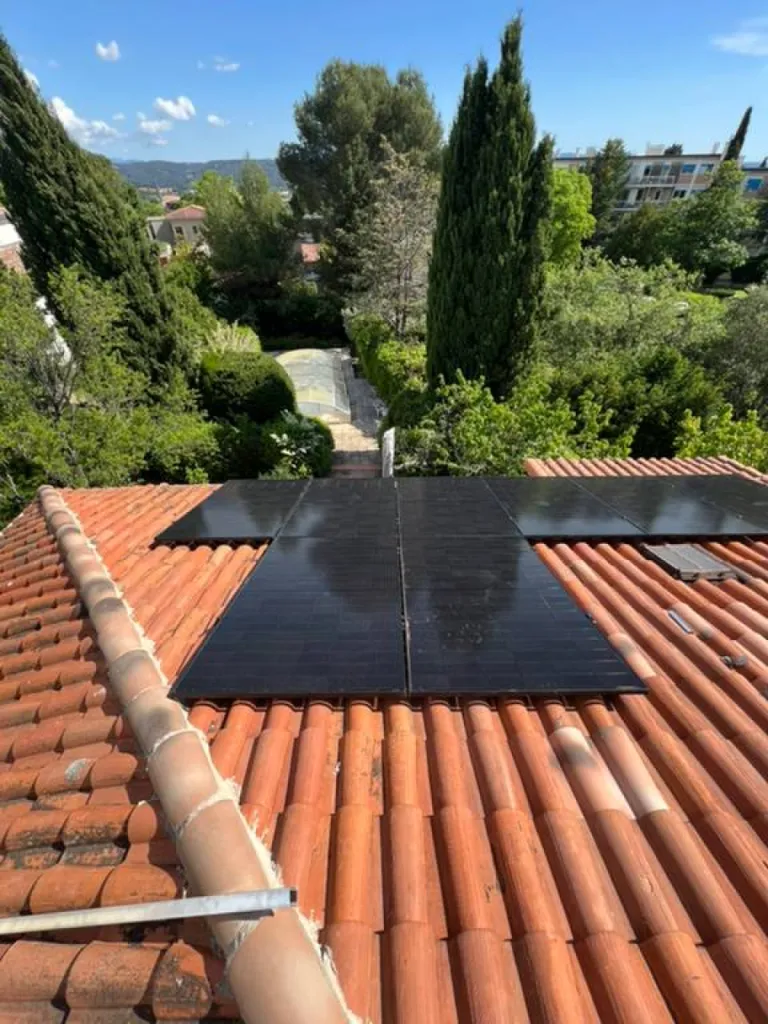 Devis offert et personnaliser pour installer vos panneaux solaire sur votre toiture tuile à Aix en Provence et dans les Bouches du Rhône 