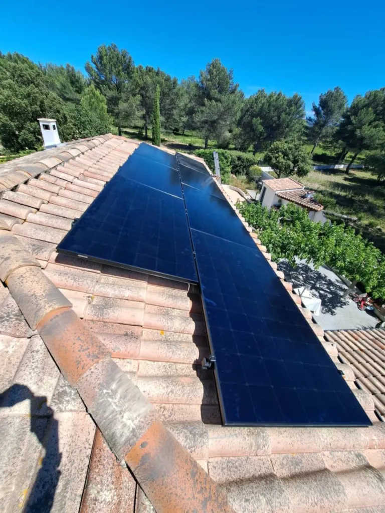Maison équipée de panneaux solaires performants installés par Provence Énergie Solaire Services à Carnoux