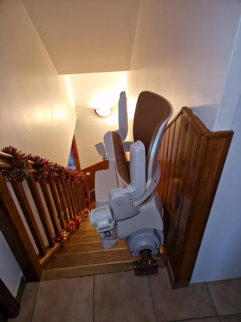Encombrement minimal et retour sur son point de charge pour ce fauteuil monte escalier OTOLIFT Modul'Air Smart dans cet escalier courbe près d'Aix en Provence 