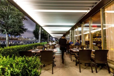 Installation de pergola à lames orientables pour terrasse de CHR aix en provence