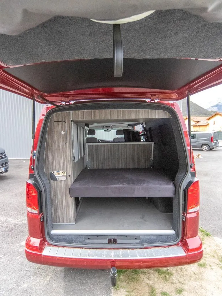 VW T6 Long aménagé sur-mesure à Marseille : van à plafond LED programmable pour les nuits méditerranéennes