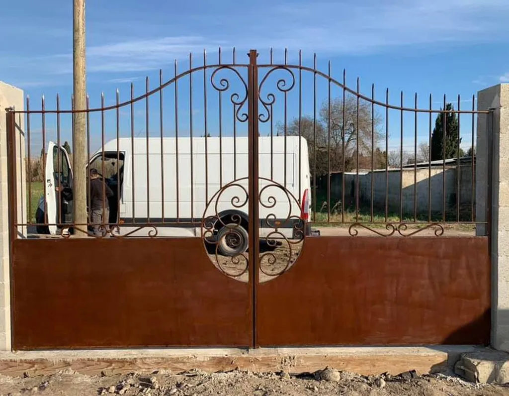 Portail double vantaux avec ornements en fer forgé à Salon de Provence