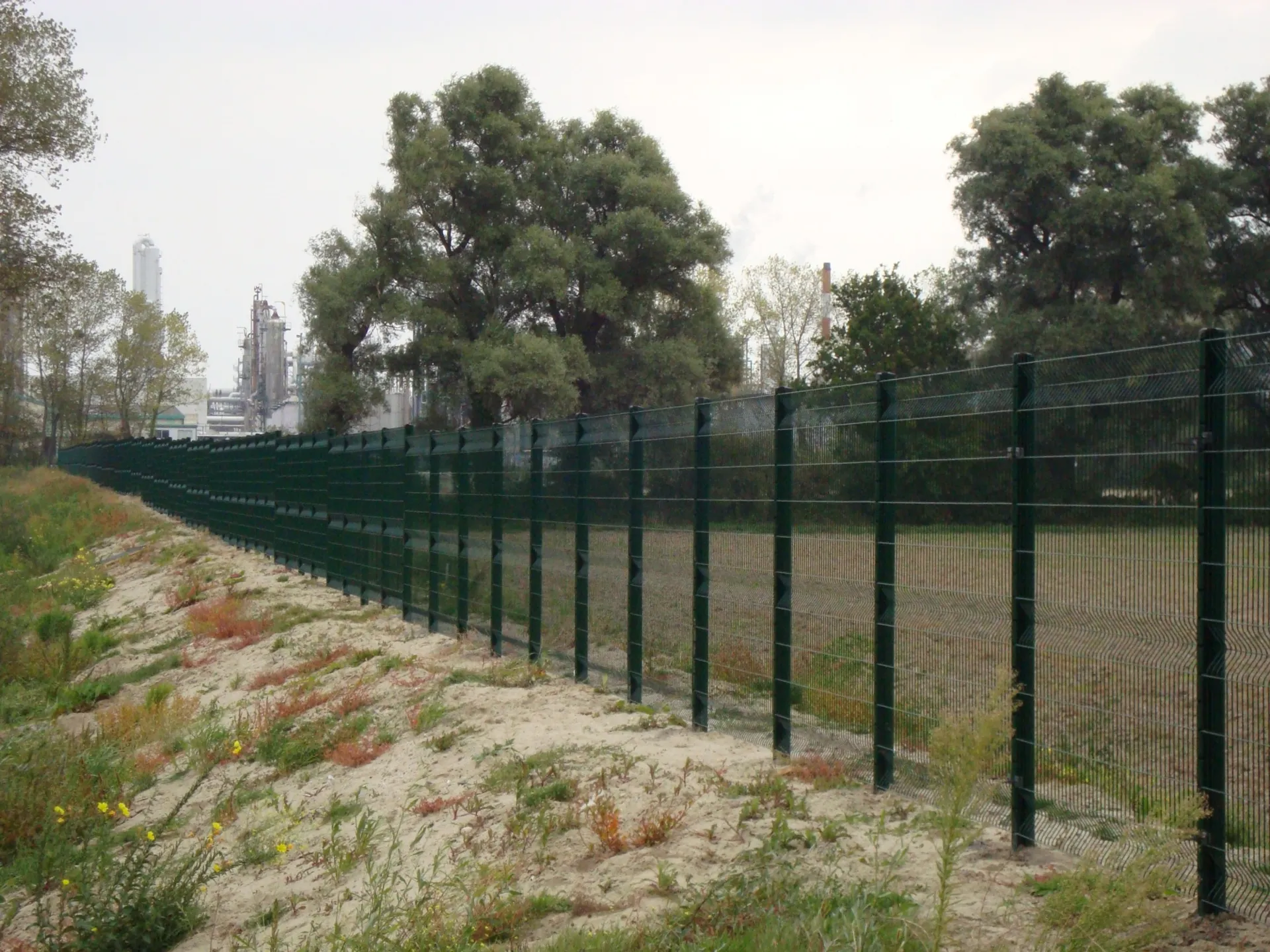 Installation de clôture métallique pour fermeture de site industriel en Seine Maritime 76