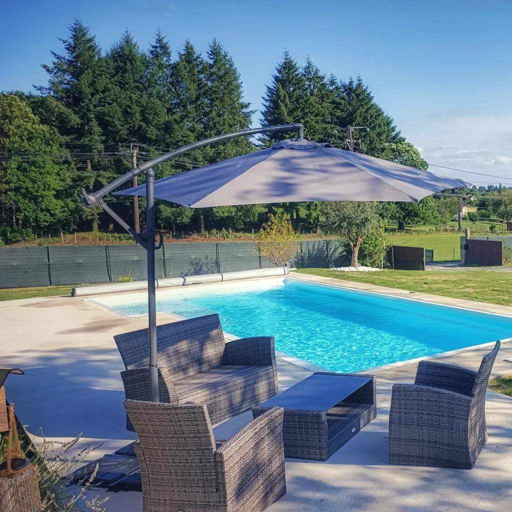 piscine avec terrasse et fauteuils
