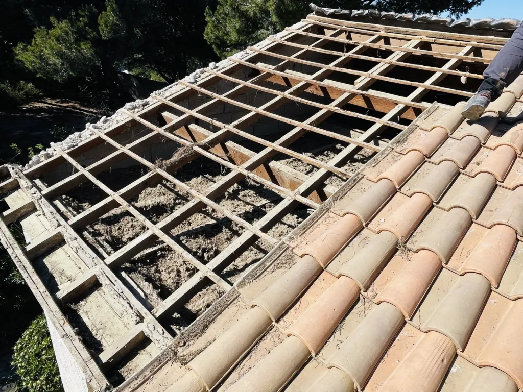 Réfection d’une toiture avec rénovation de charpente et isolation sur Aix en Provence.