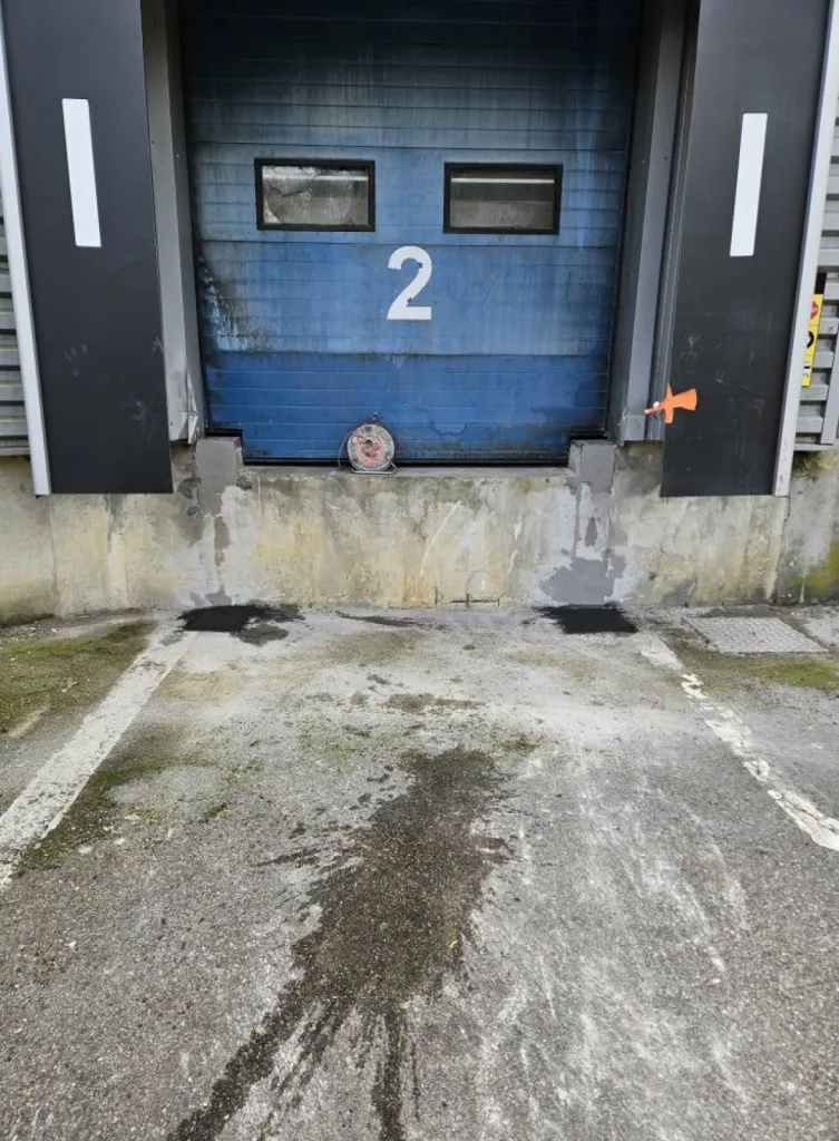 Entreprise de terrassement à Lyon pour démolition de deux poteaux sur le quai de chargement d'un entrepôt industriel à Bron près de Lyon