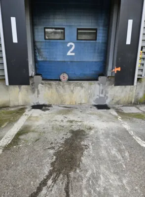 Entreprise de terrassement à Lyon pour démolition de deux poteaux sur le quai de chargement d'un entrepôt industriel à Bron près de Lyon