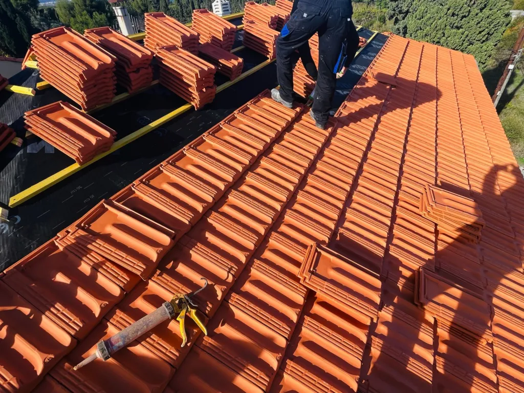 Réalisation des couvreurs de Solutoiture sur une changement de toiture de maison près de Aix en Provence