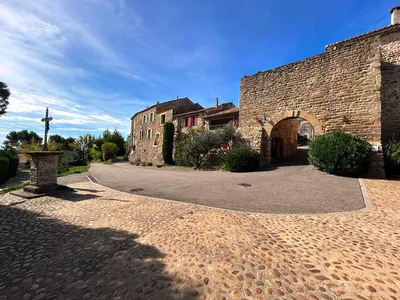Cairanne, maison de village spacieuse et lumineuse, à rénover, bâtie sur les remparts historiques, garage, vue imprenable Ventoux et Dentelles de Montmirail