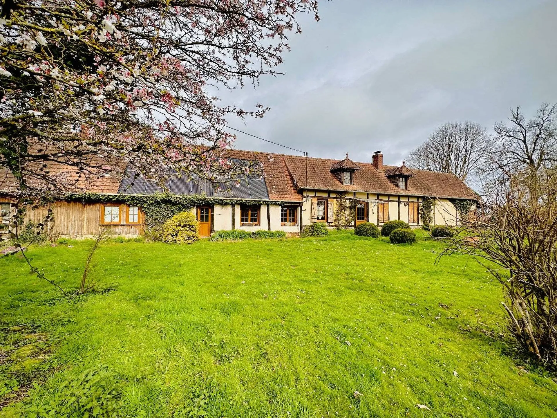 A vendre  belle longère de 1850, située sur un terrain spacieux de 5382m² dans un environnement calme et verdoyant.