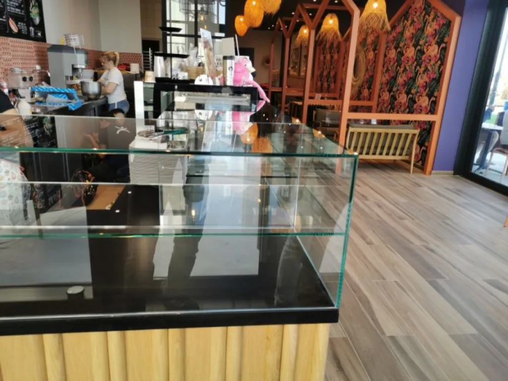 Vitrine en verre pour une boulangerie sur ARLES dans les bouches du Rhône
