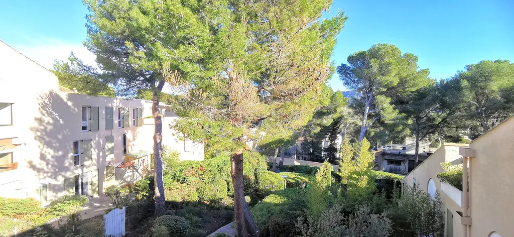 A vendre appartement T3/4 Cassis  en dernier étage dans une résidence fermée et appréciée avec parking libre