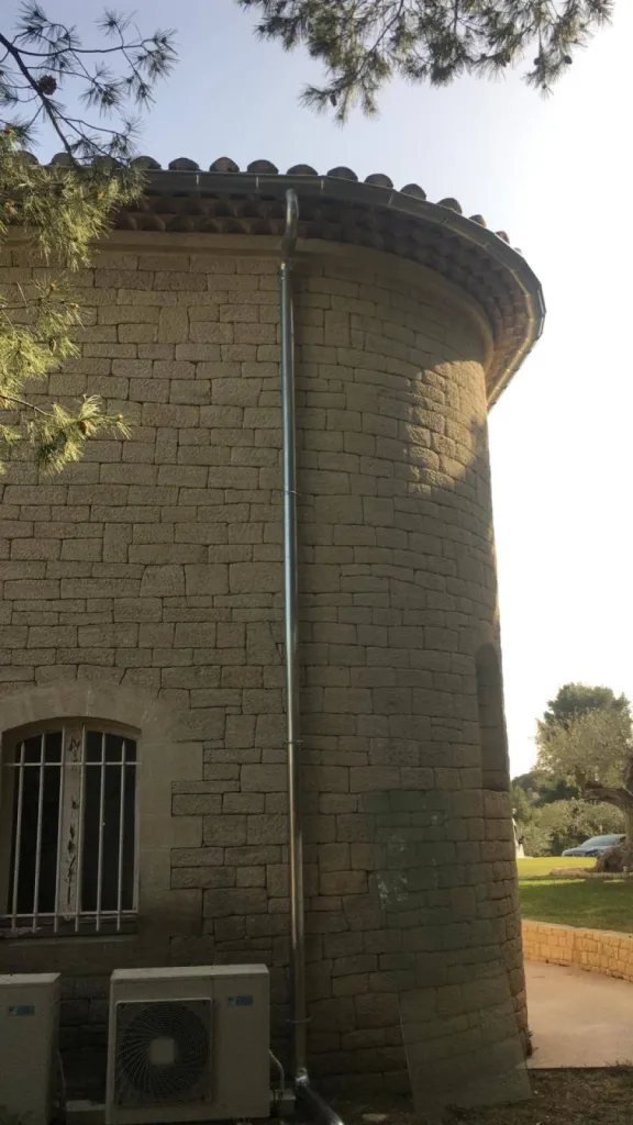 Pose de gouttière en zinc ou chéneau à Bagnols travaux sur mesure pour maison neuve ou ancienne