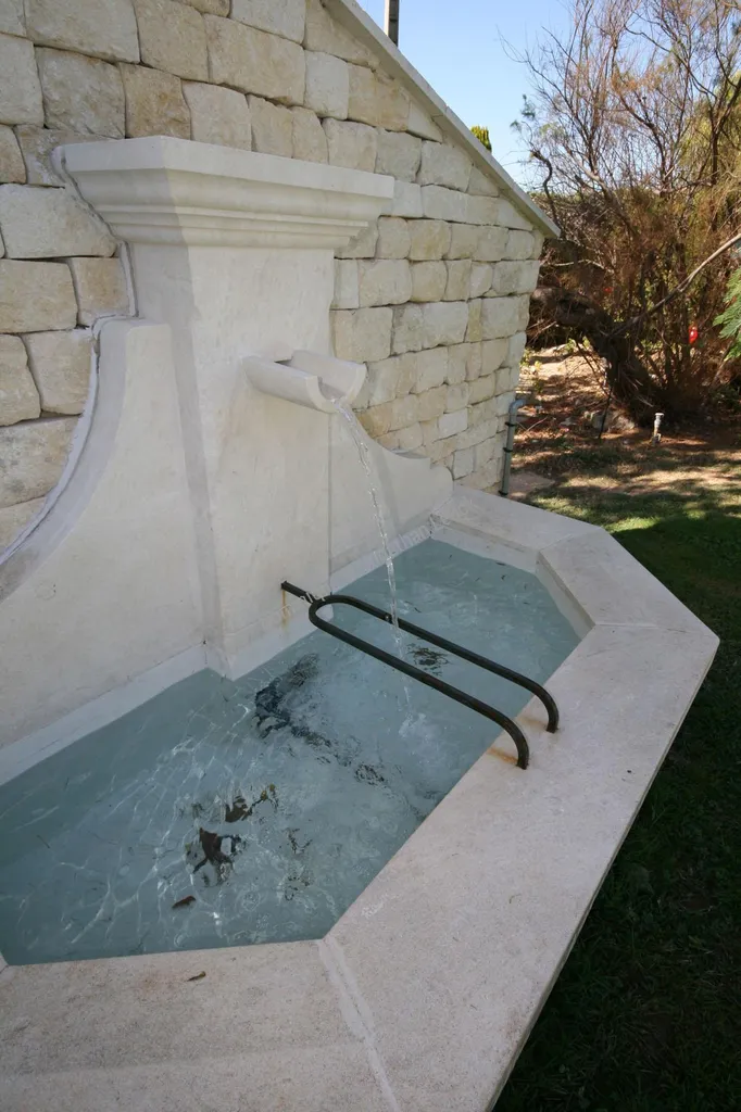 Fontaine en pierre d'Estaillades