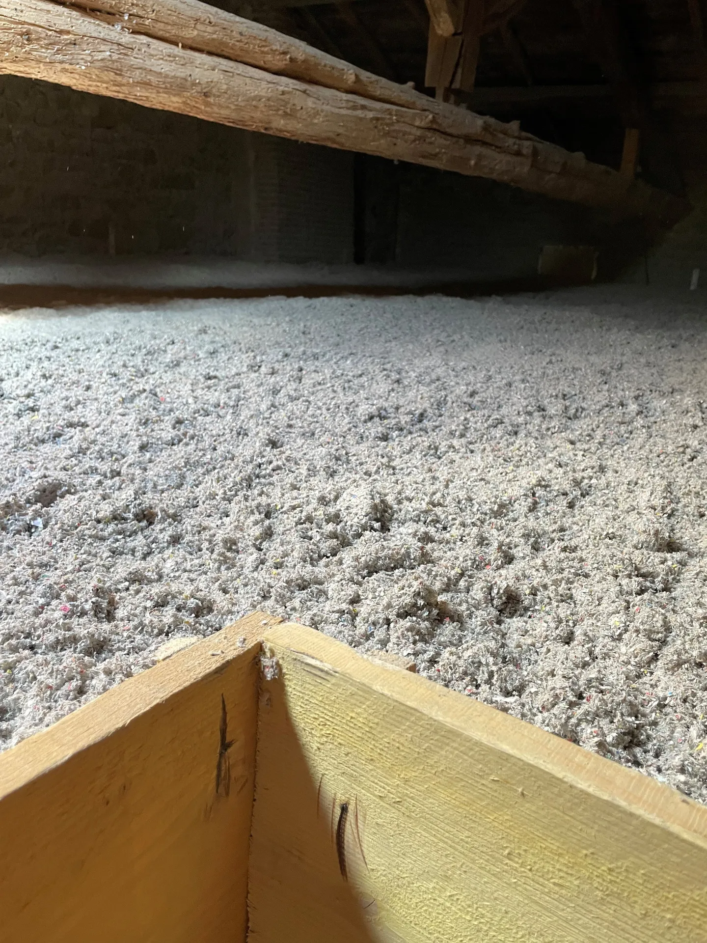 Isolation des combles perdus par soufflage de ouate de cellulose pour réduire les déperditions de chaleur à Belleville-en-Beaujolais (Rhône 69)