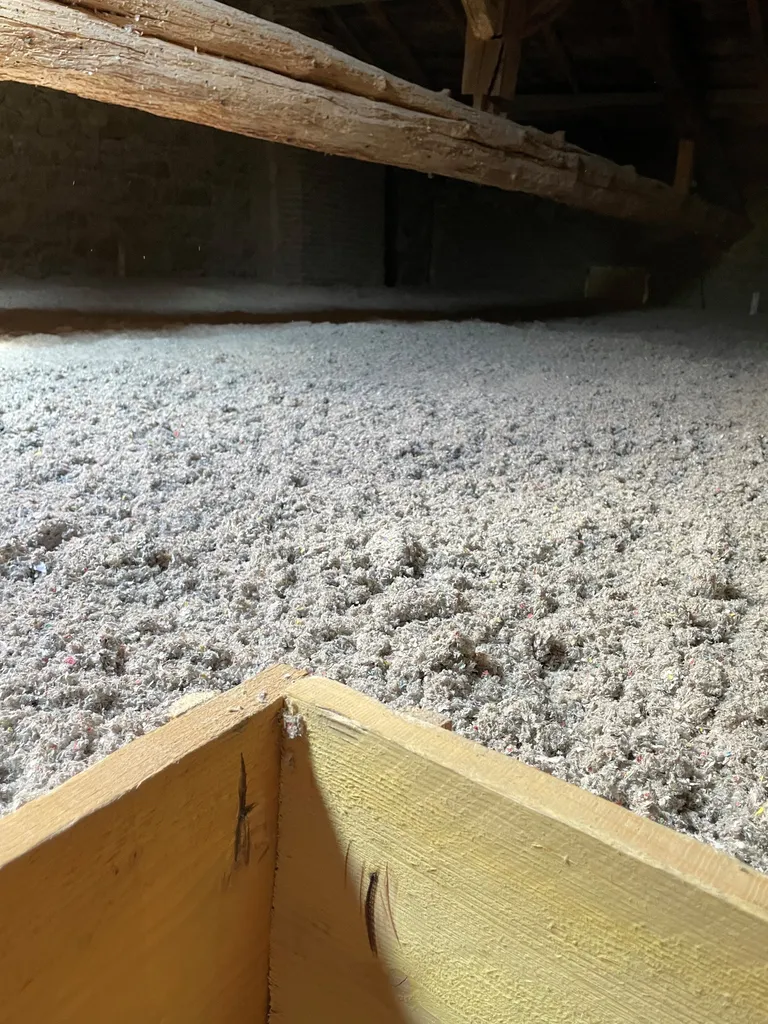 Isolation des combles perdus par soufflage de ouate de cellulose pour réduire les déperditions de chaleur à Belleville-en-Beaujolais (Rhône 69)