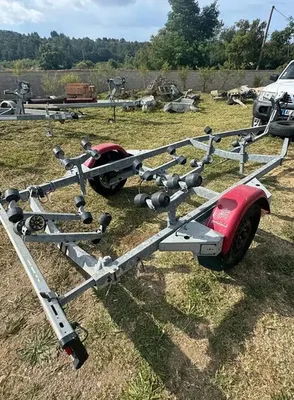 Vente d'une remorque Satellite RSA d’occasion PTAC 900 kg : remorque bateau standard simple essieu idéale pour petites embarcations disponible à La Londe les Maures près de Hyères