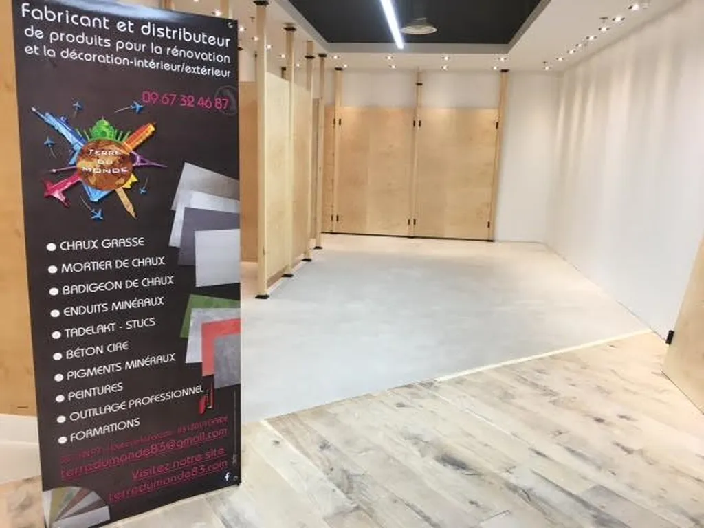 sol béton ciré dans cabine essayage boutique jennyfer région PACA