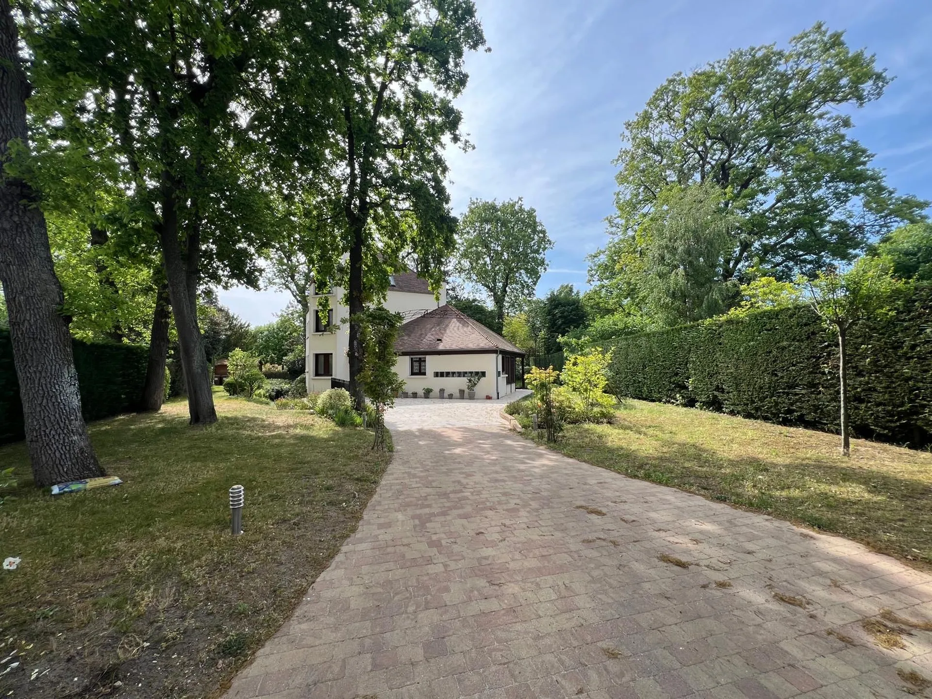 maison 10 minutes 800 mètres du RER en retrait ideale amoureux de la nature chez Helix immobilier le Vésinet