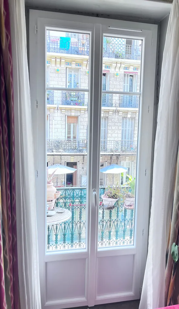 Porte-fenêtre PVC 2 vantaux PREMIO PLUS 74 en rénovation avec soubassement et seuil PMR à Nice.