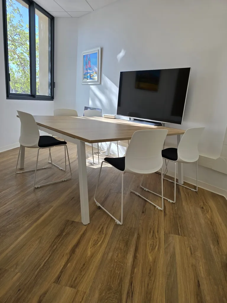 Salle de réunion BURONOMIC avec chaises visiteur 4 pieds à Nîmes