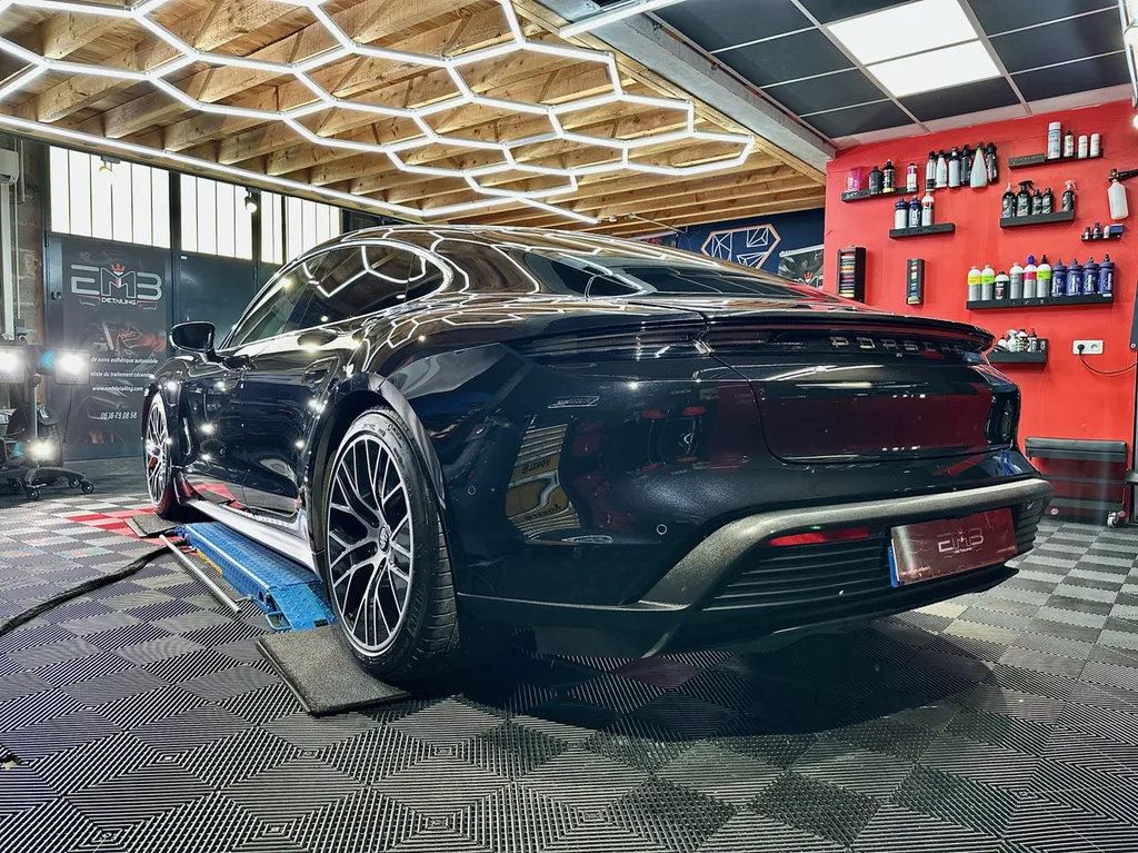detailing lyon spécialiste Porsche Taycan