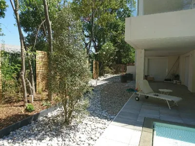 plantations et pose de galets dans un jardin minéral à Montpellier