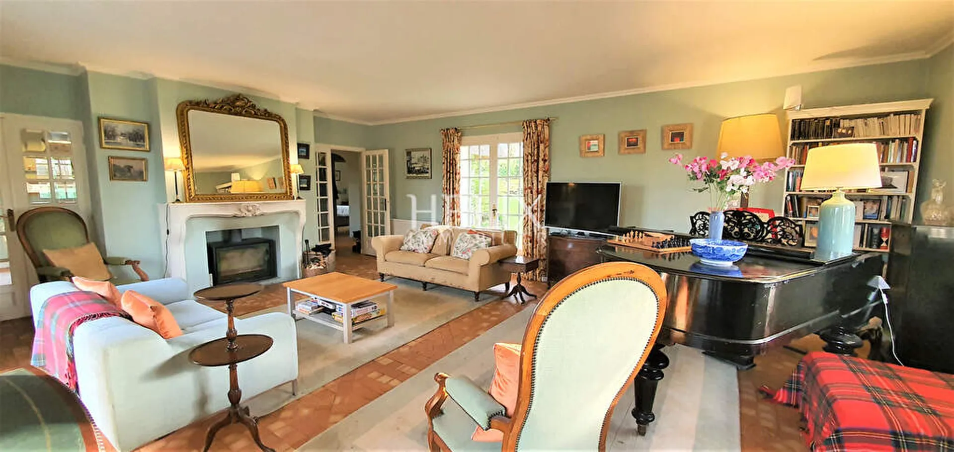 Vue sur le golf de Saint Nom la Bretèche pour cette maison avec 5 chambres