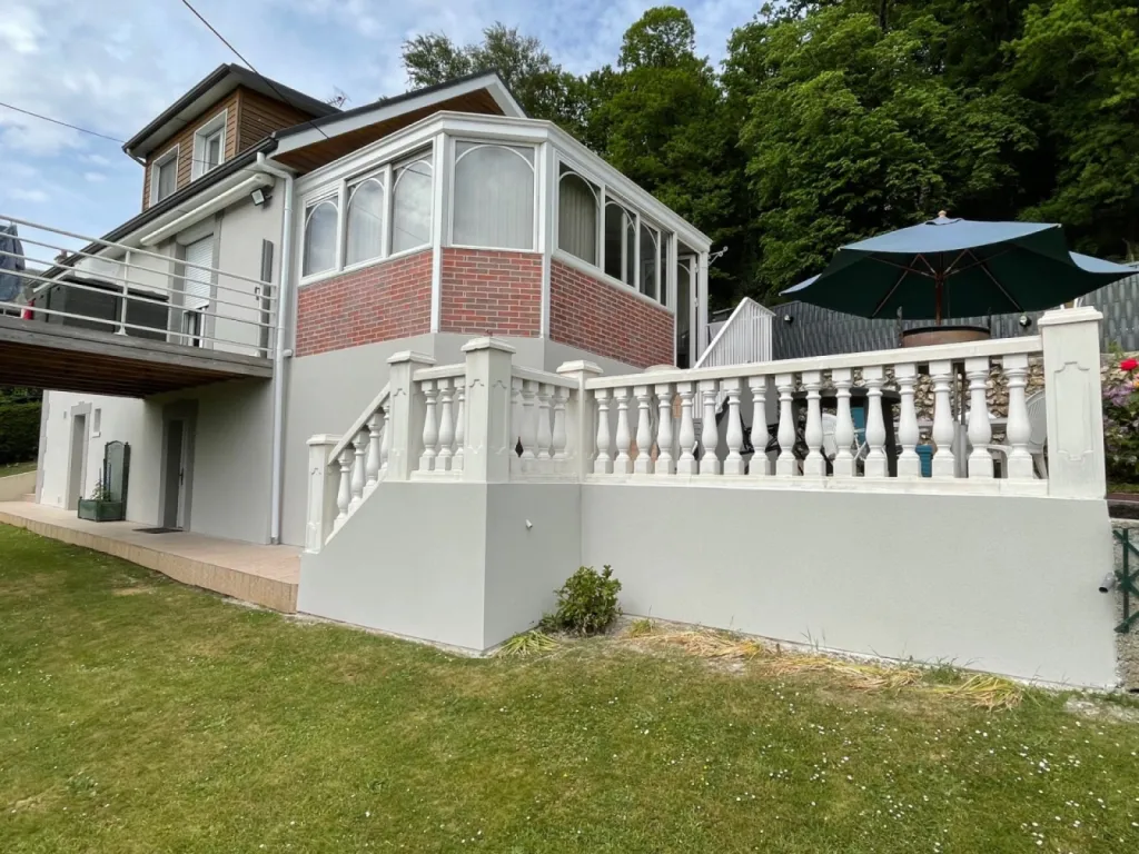 Réalisation d'un ravalement de façade avec enduit projeté à la chaux aérienne sur maison individuelle à gruchet le valasse proche Le Havre 