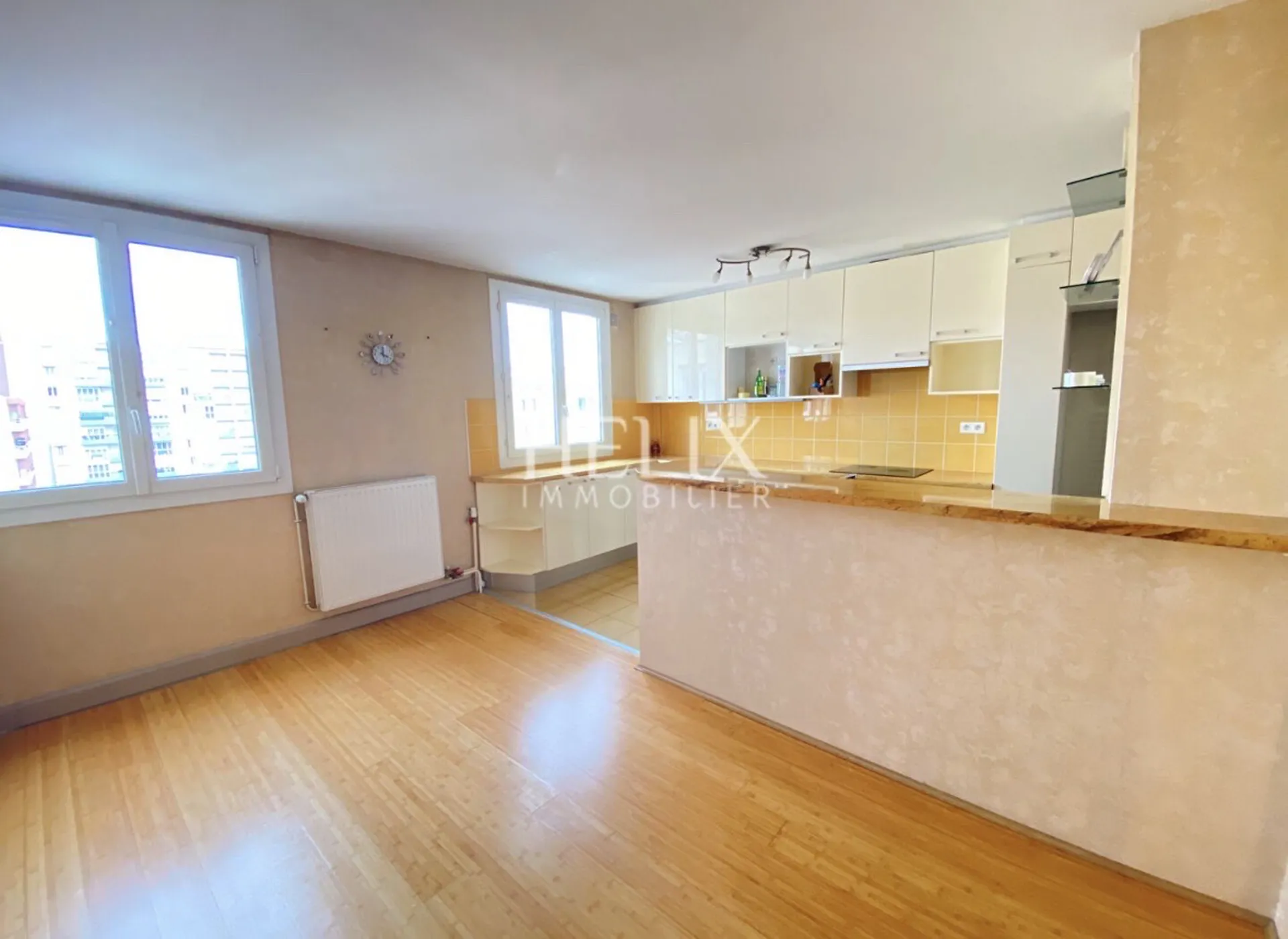 En exclusivité - appartement lumineux au dernier étage avec ascenseur, balcon et loggia plein sud. Proche bus et RER A.