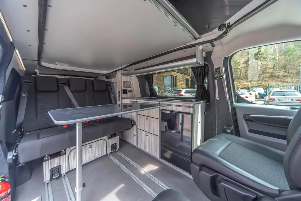 Aménagement intérieur d'un Peugeot Expert Long sur-mesure à Grenoble : deux finitions pour deux personnalités à travers l'Isère