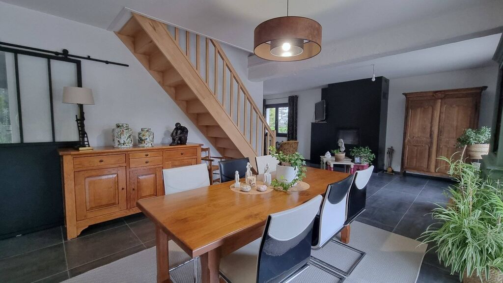 À deux pas des commerces, cette maison rénovée de 118 m² avec sous-sol complet et grand jardin de 1 500 m² allie confort et tranquillité. A 13 min de A28 et 25 min de Dieppe 76200