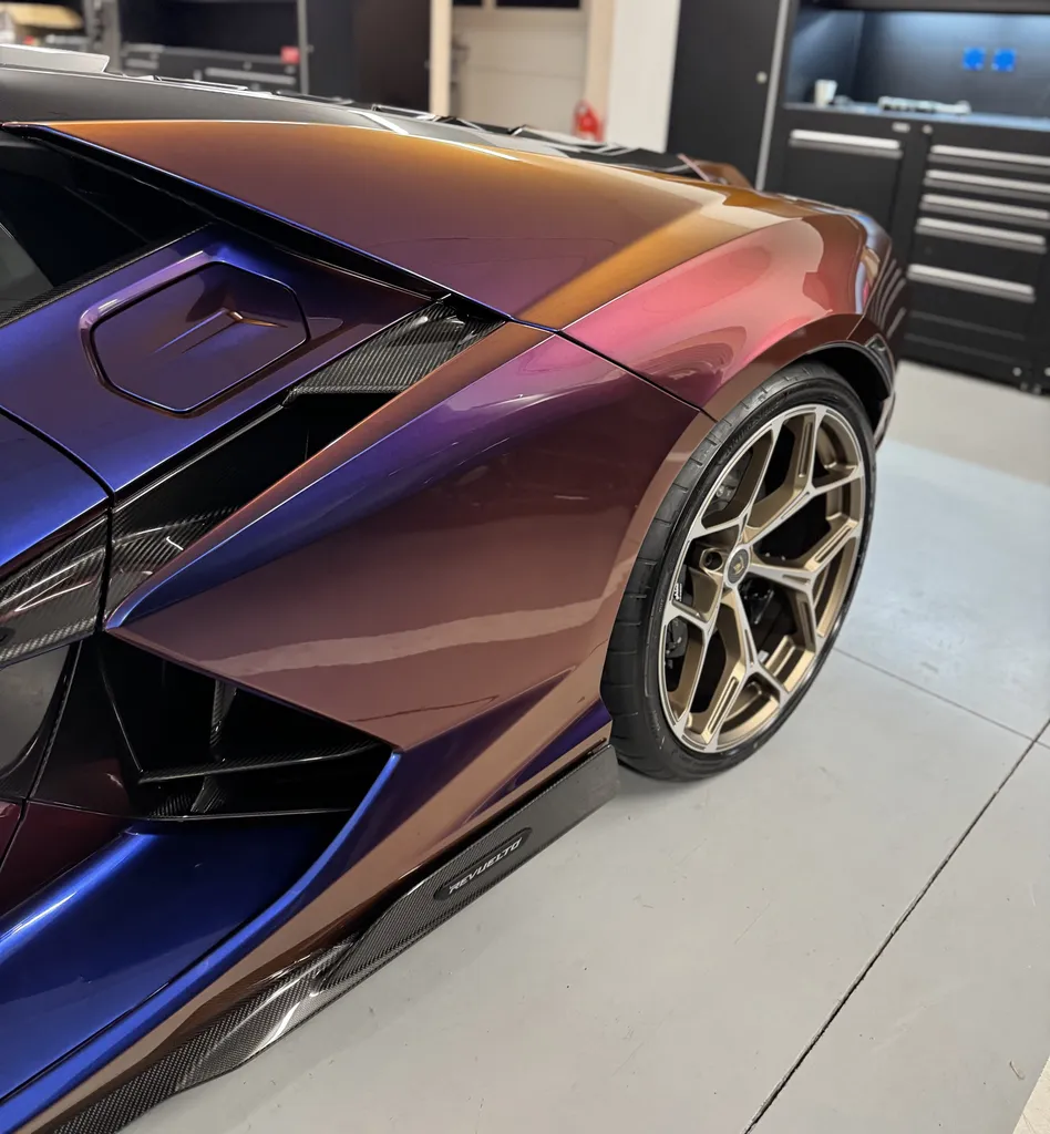 Polissage complet pour sublimer l'incroyable peinture Blu Hal d'une Lamborghini Revuelto au centre Lamborghini Cannes par Riviera Detailing