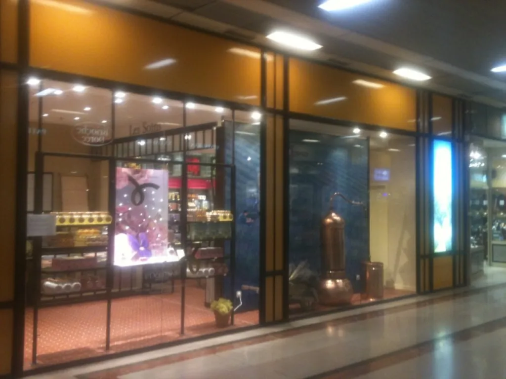 Agencement de magasin en menuiserie métallique