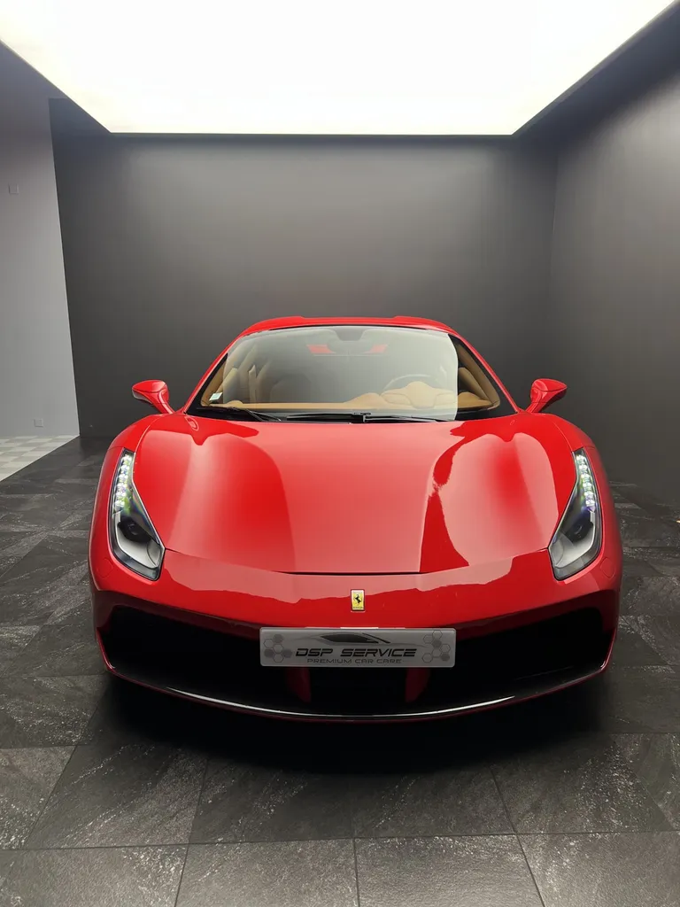 Pose d’un PPF pour protéger la carrosserie sur une Ferrari 488 Spider avec DSP Service Le Mans