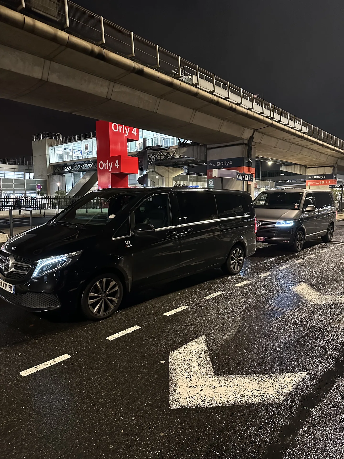 Reservez vos Transferts Aéroport Haut de Gamme vers Paris – CDG, Orly & Tous les Aéroports Parisiens