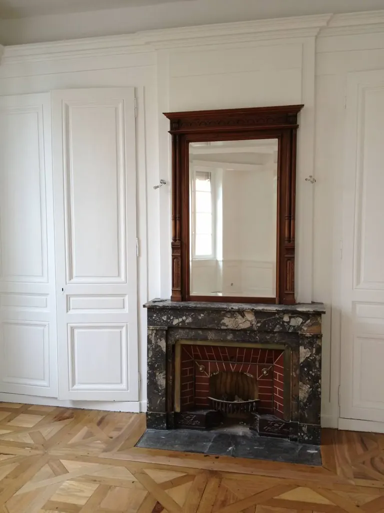 Rénovation du parquet avec cheminée en marbre dans un appartement haussmannien à Lyon 6