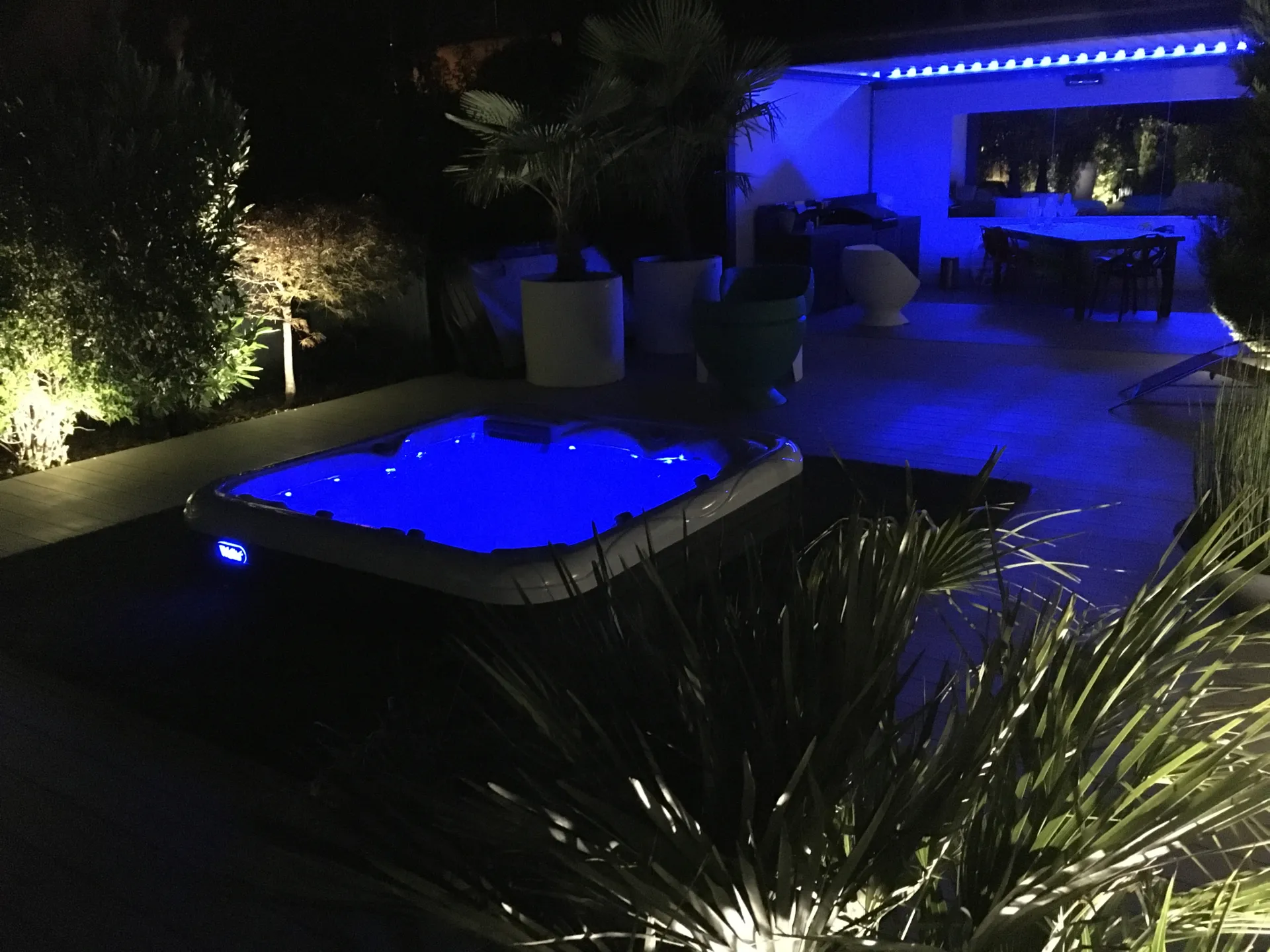 Intégration d’une pergola bioclimatique aluminium avec store enroulable motorisation Somfy sur les trois cotés à Danjoutin près de Belfort