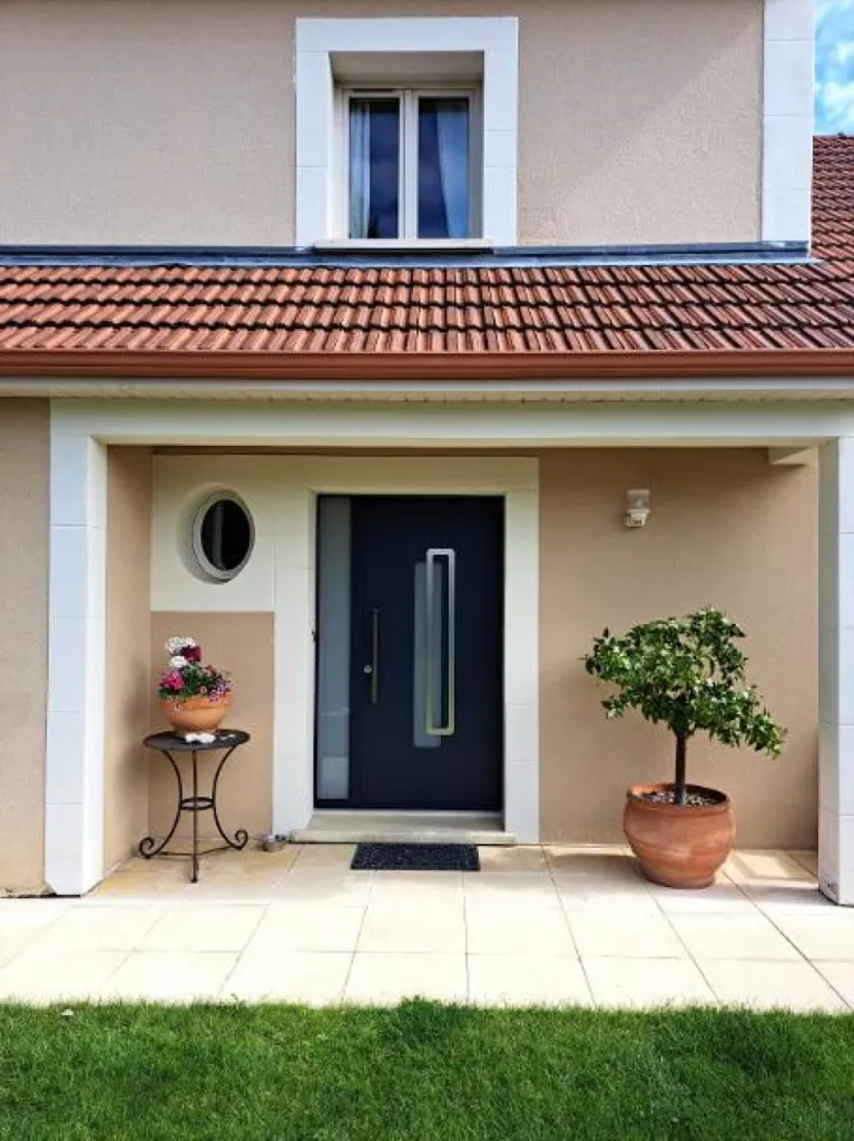Installation d'une porte d’entrée monobloc aluminium OSMOZEN modèle BLEUET1 avec triple vitrage à Rouvres-en-Plaine en Côte d'Or