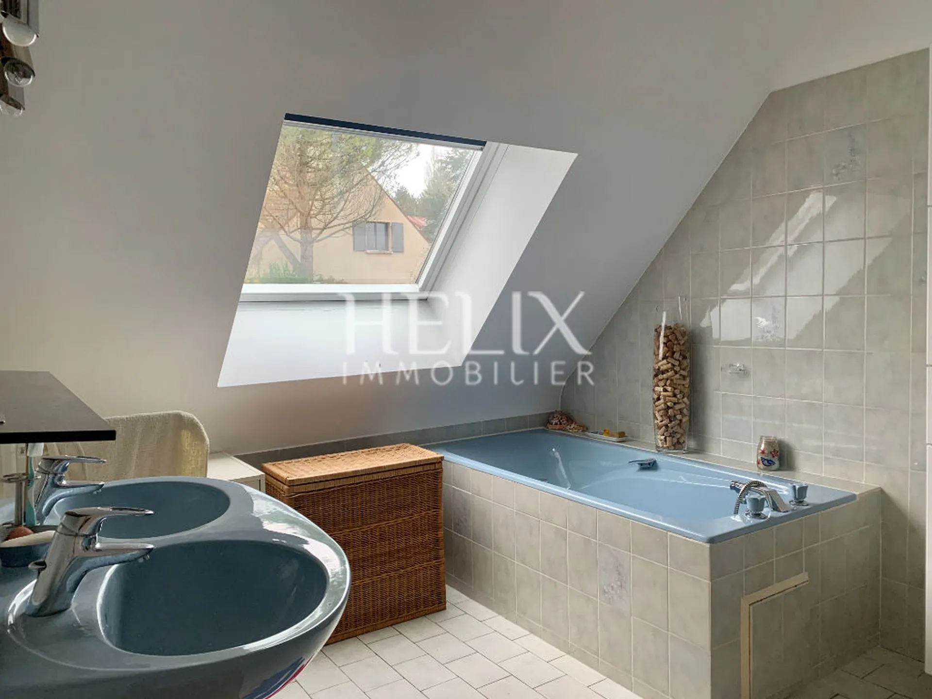 Située à Saint Germain en Laye, à deux pas du Lycée International une maison pleine de charme 7 pièces 4 chambres de 176m2 