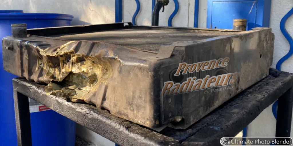 Réparer un radiateur de refroidissement de tracteur dans les Alpes-de-Hautes-Provence.