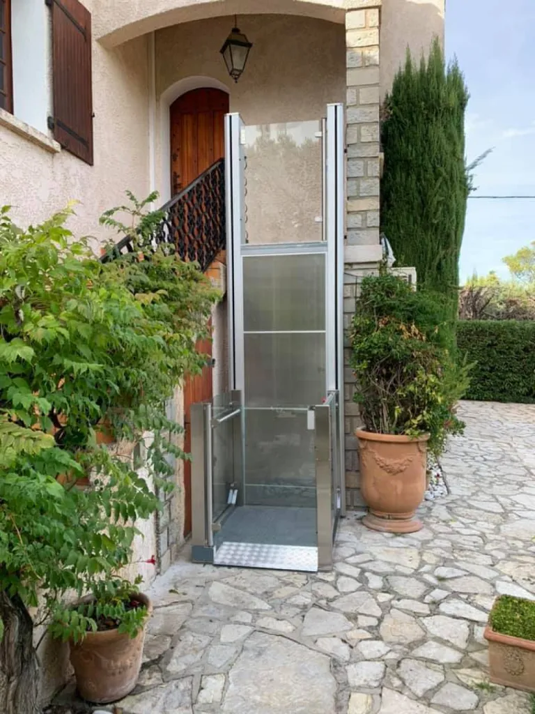 Livraison et installation d'une plateforme élévatrice Barduva RB150 dans une maison à Roquefort la Bédoule près de Cassis