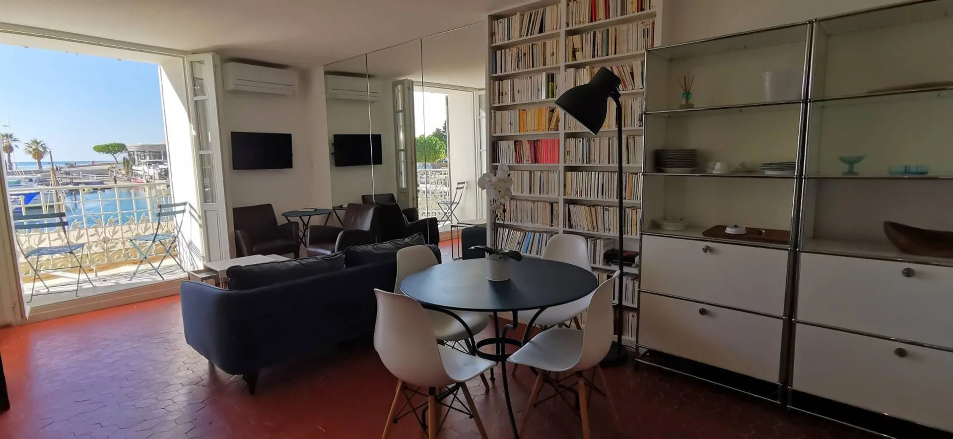 Vente appartement T2 Cassis  entièrement refait ouvrant sur balcon sur le port