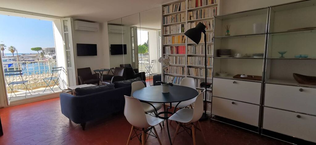 Vente appartement T2 Cassis  entièrement refait ouvrant sur balcon sur le port