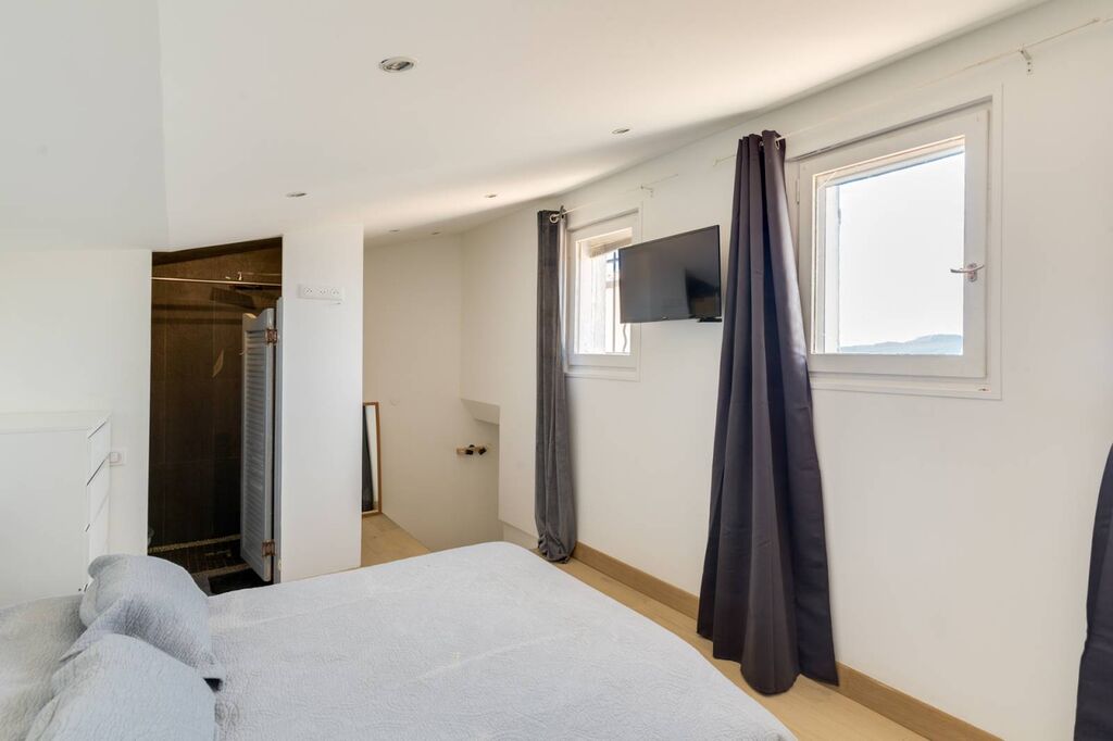 Cassis - Maison dans résidence sécurisée avec piscine et jolie vue dégagée   