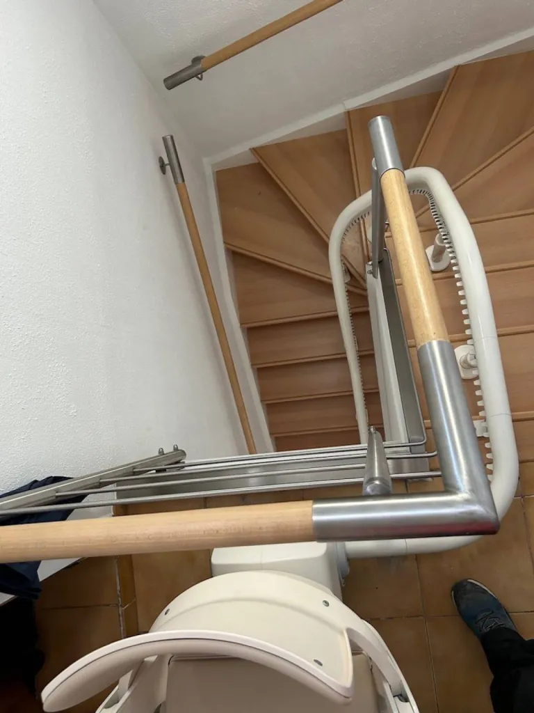 Au plus près des courbes, les techniciens Oval'Access ont réalisé de superbes mesures créant un fauteuil monte escalier parfaitement adapté à cet escalier 2/4 tournant à Marseille