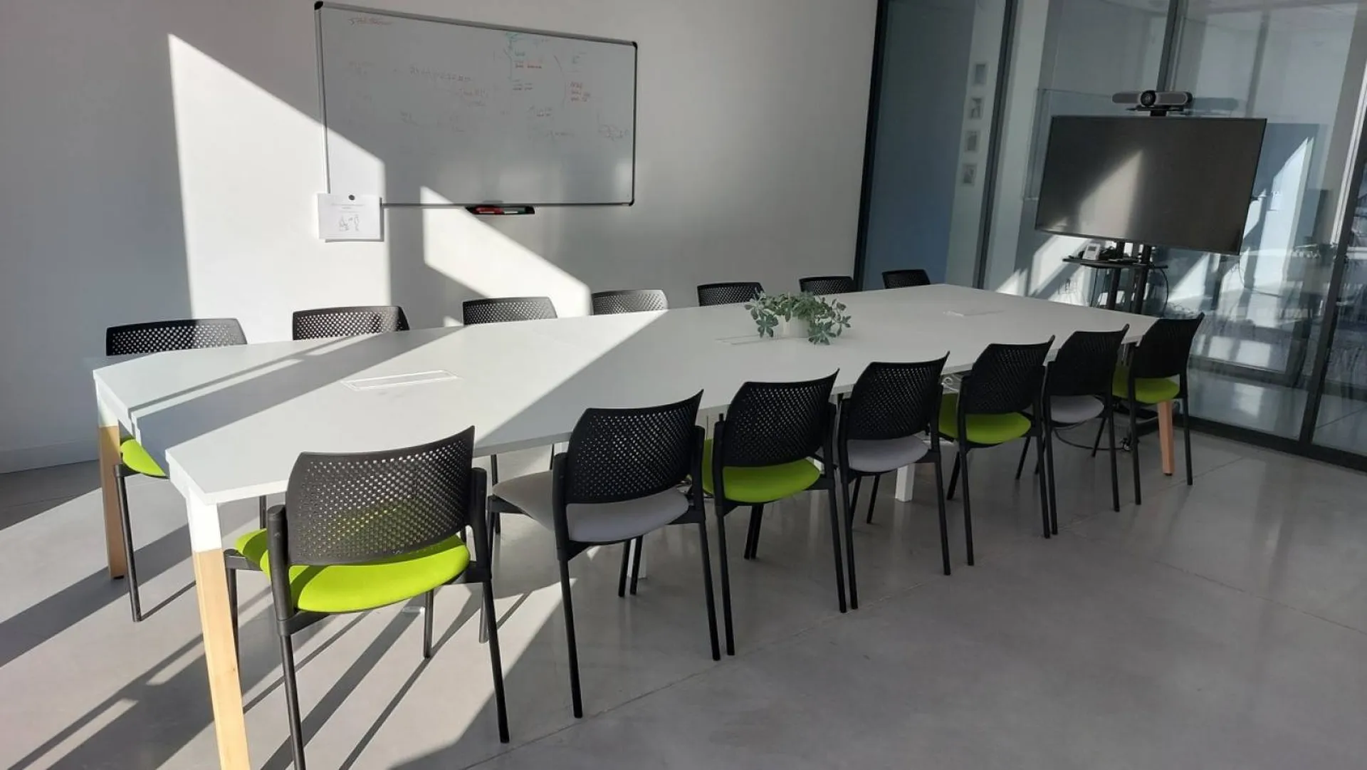 Installation d'une table de réunion avec chaises visiteur 4 pieds dans un espace tertiaire à Montpellier
