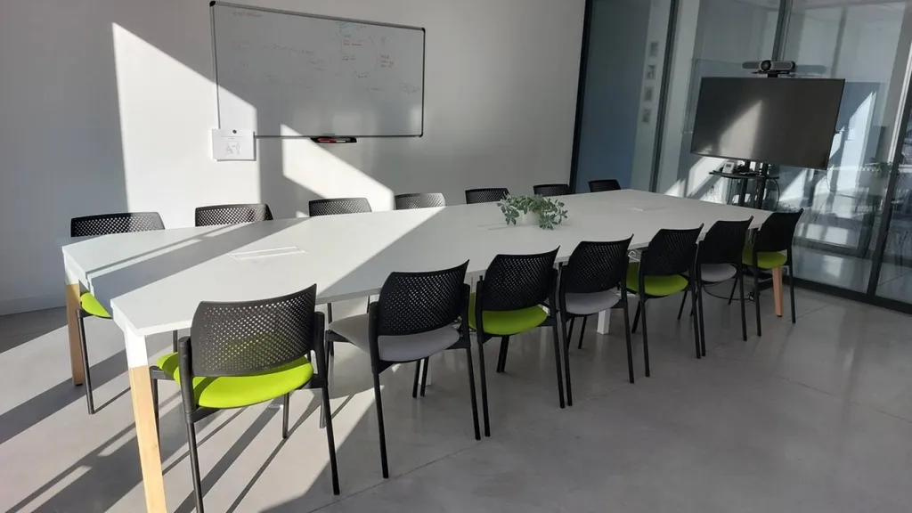 Installation d'une table de réunion avec chaises visiteur 4 pieds dans un espace tertiaire à Montpellier