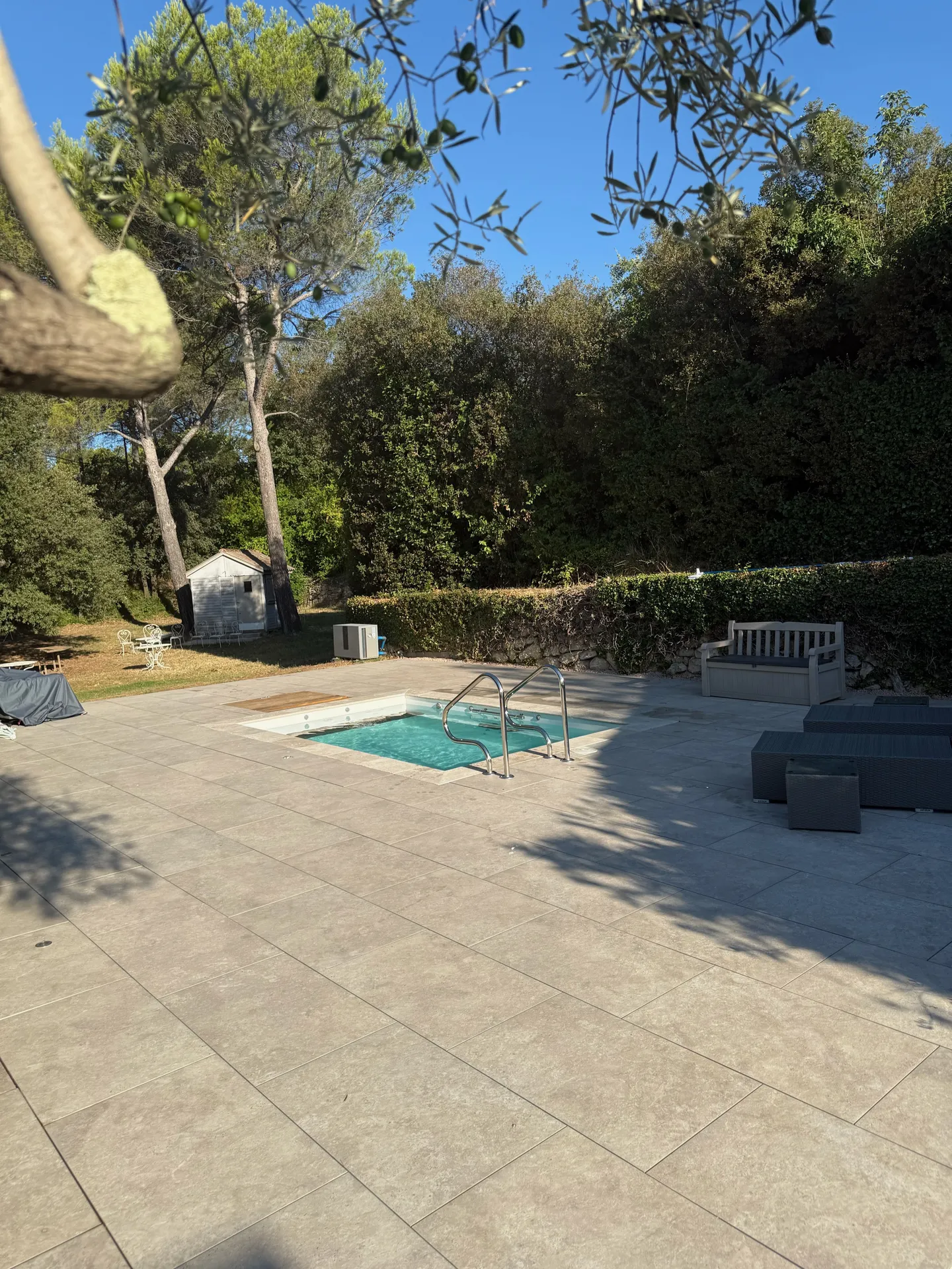 Installation piscine coque Nova R Millenium avec balnéo, nage à contre courant et rénovation complète à Ventabren